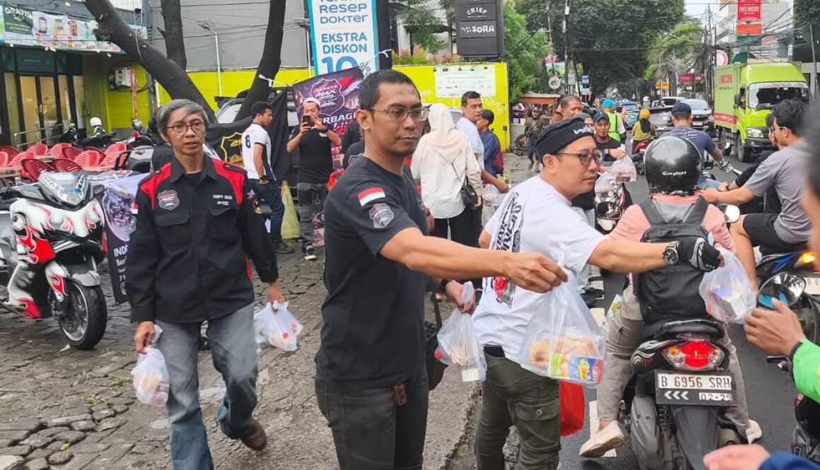aksi-sosial-komunitas-motor-bagi-takjil-ramadan