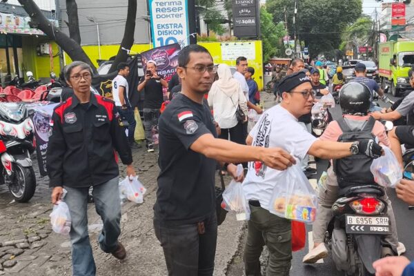 aksi-sosial-komunitas-motor-bagi-takjil-ramadan