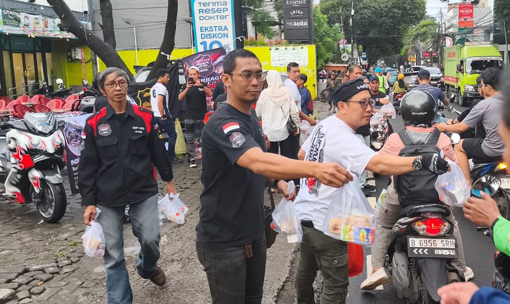 aksi-sosial-komunitas-motor-bagi-takjil-ramadan